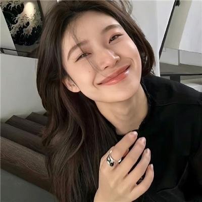 女人步上楼梯时